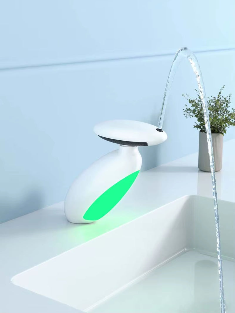 Bathroom Basin Faucet with Led Light Tap Penguin Pull-Out Basin Deck Mounted Sink Mixers 3 Colors Change Rotate the Upper Spray
